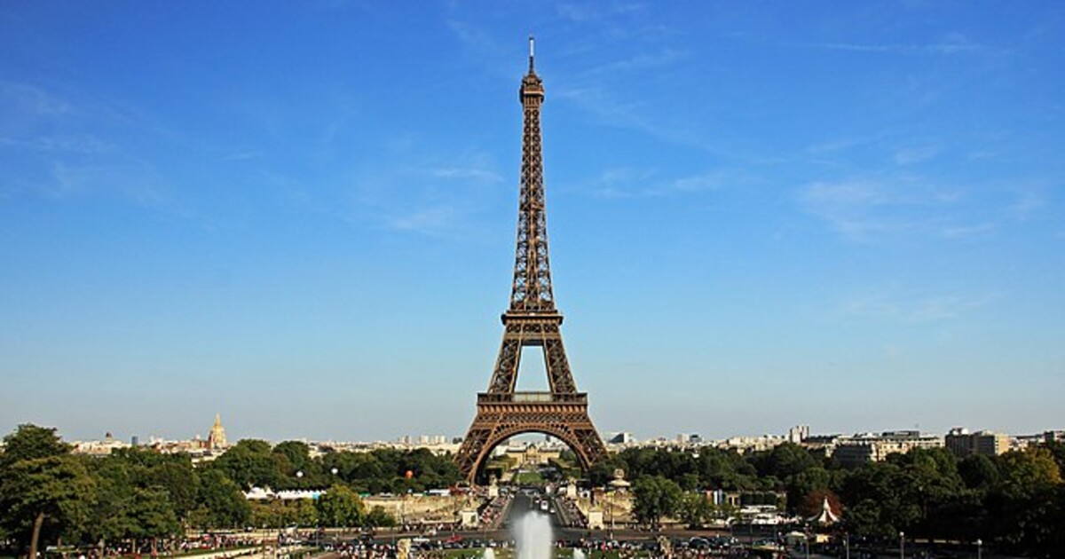 Pět útočníků poblíž Eiffelovky znásilnilo mladou turistku. Využili toho, že byla opilá