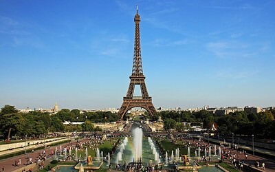 Eiffelova veža v Paríži je prežratá hrdzou a potrebuje úplnú opravu. Jej tvorca by vraj dnes pri návšteve veže dostal infarkt.