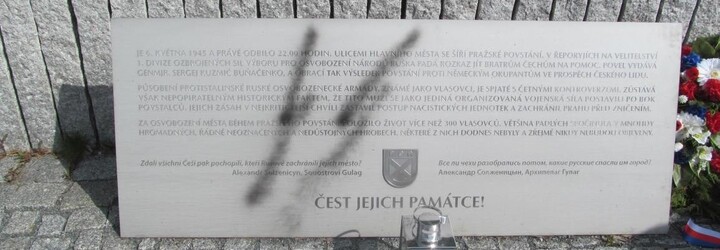 V Řeporyjích někdo posprejoval pomník Vlasovců symbolem SS