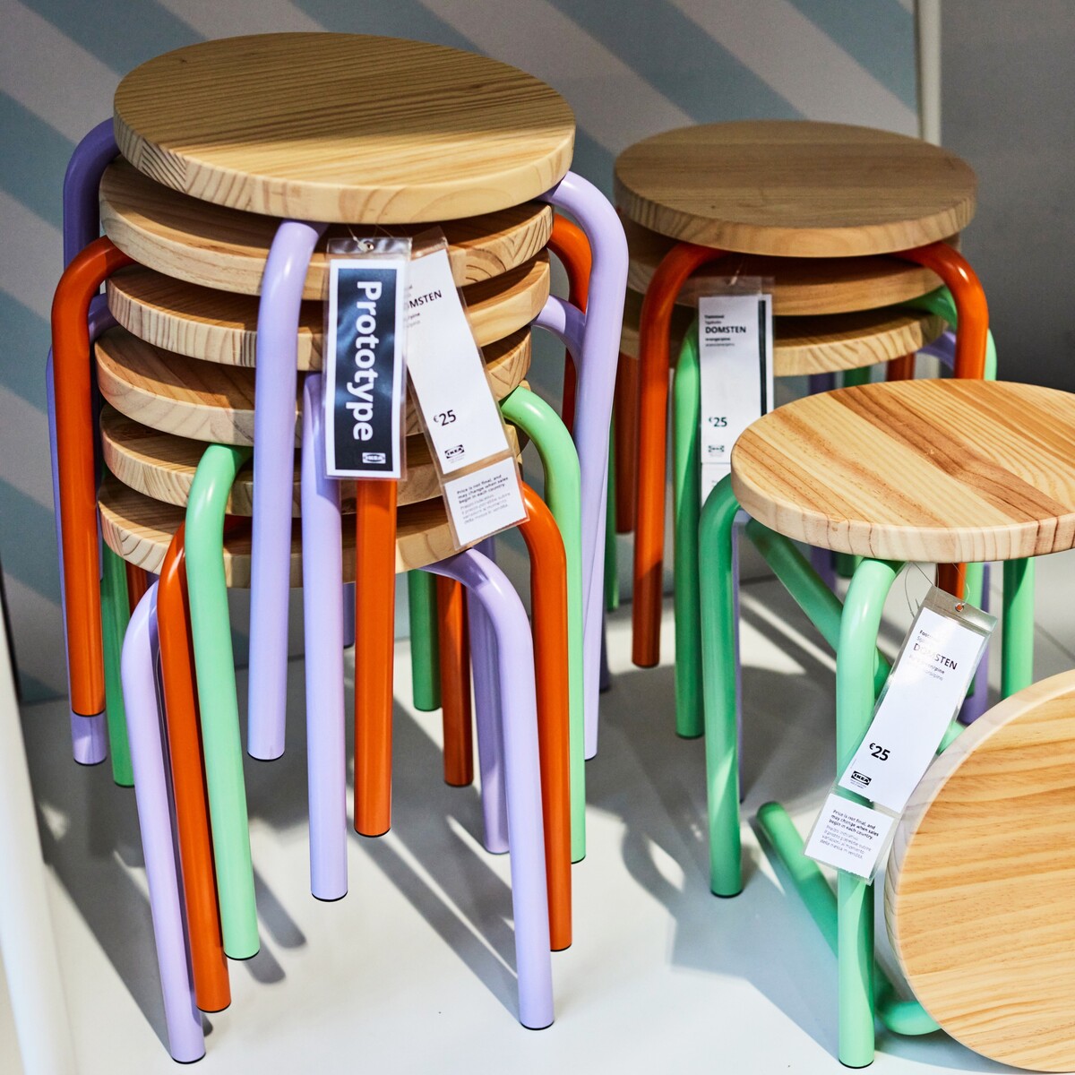 Na fotke vidíš stoličku DOMSTEN, ktorá sa objavila prvýkrát v katalógu Ikey už v roku 1973 pod názvom JERRY. Vrch je z hladkej borovice, má kovové nohy v moderných farbách. 