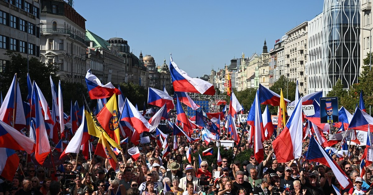 V Praze demonstrují tisíce lidí proti vládě. Chystají se na pochod městem