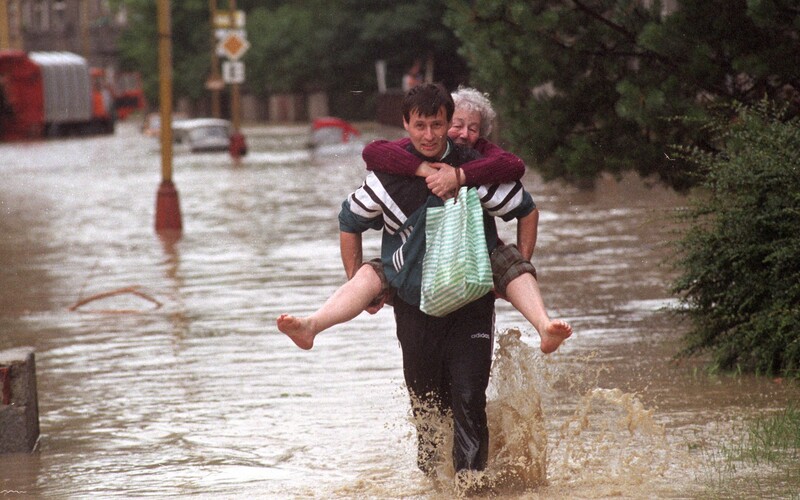 FOTO: Čtvrtstoletí od katastrofy. Podívej se na záběry povodní v roce 1997.