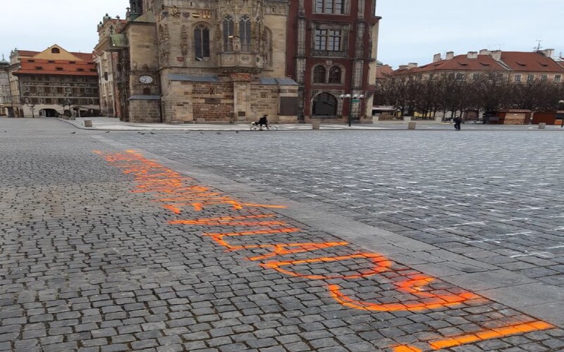 K pietním křížům na Staroměstském náměstí někdo nastříkal nápis „Za oběti neschopné vlády!“.