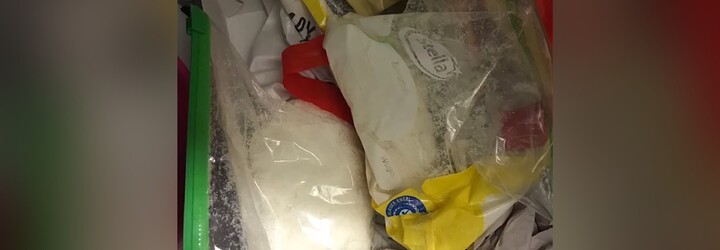 VIDEO: Detektivové zadrželi šestnáct lidí, kteří vyráběli a distribuovali pervitin. Hrozí jim 12 let vězení