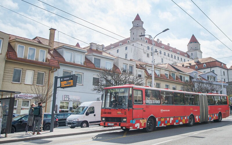 Legendárne hranaté autobusy Karosa v Bratislave končia. Dopravný podnik sa s nimi rozlúčil zážitkovou jazdou.