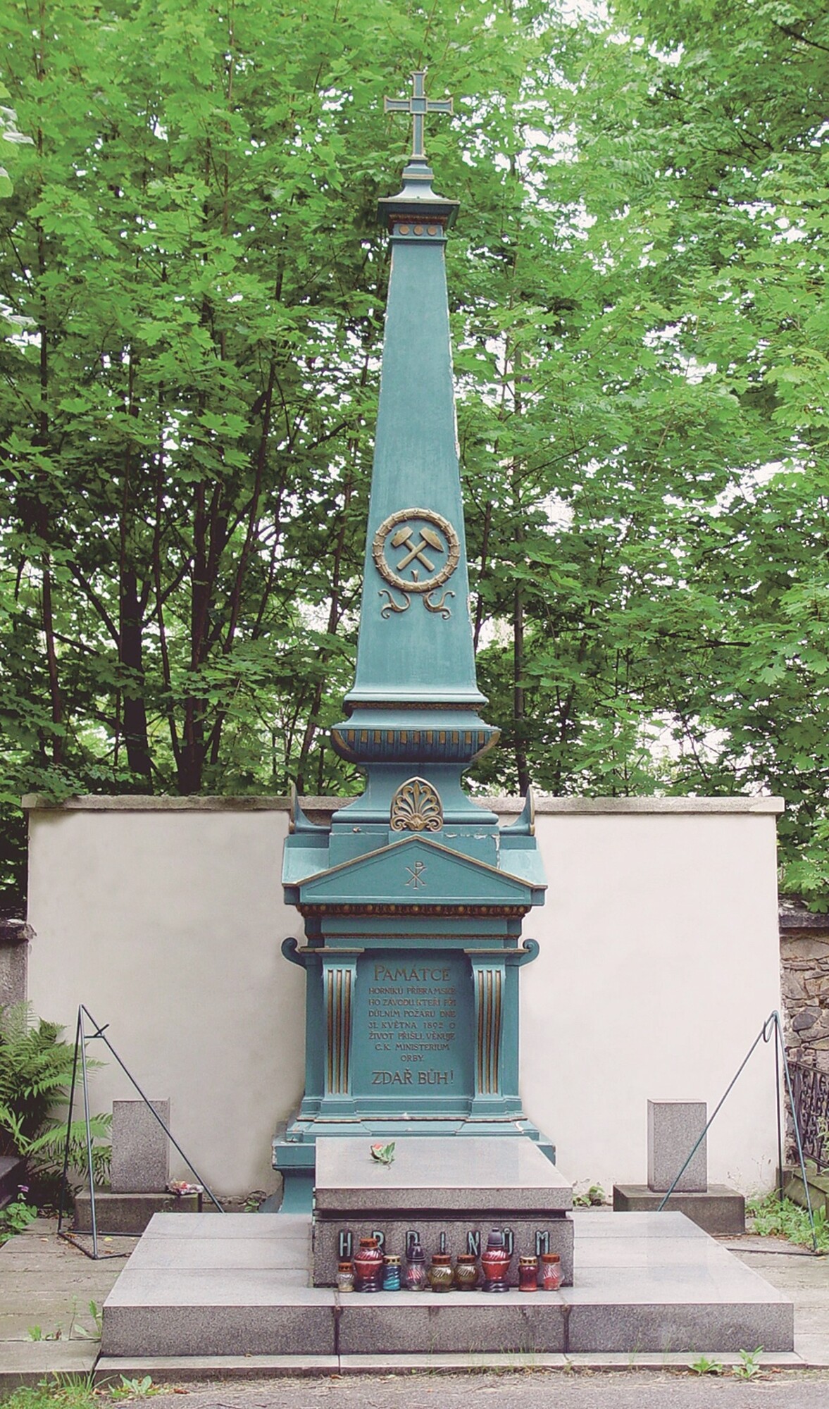 Obelisk na památku obětí důlní katastrofy z roku 1892 na příbramském hřbitově.