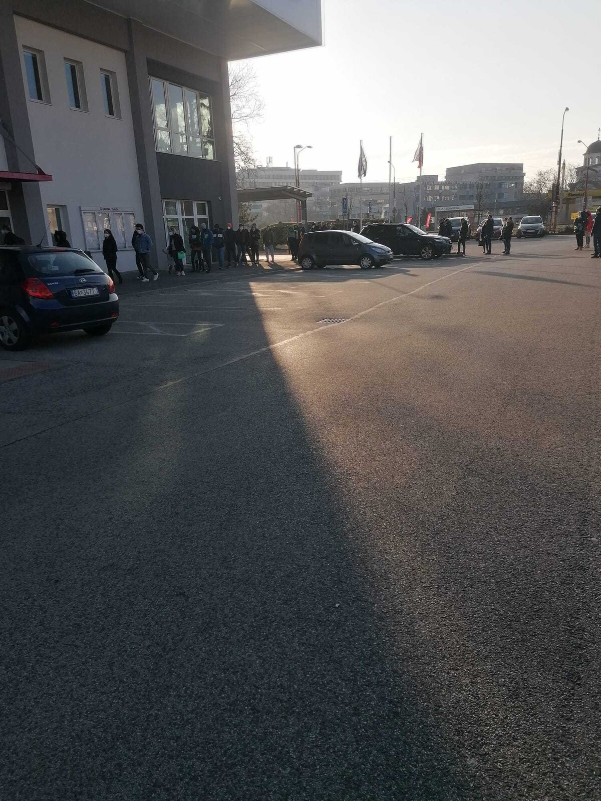 Situácia v Bratislave v pondelok 28. februára. Pred centrom čakal dlhý rad ľudí, mnohí z nich vybavujú pasy pre svoje deti.