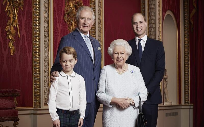 Buckinghamský palác zverejnil nový spoločný portrét kráľovnej Alžbety II.a troch následníkov trónu.