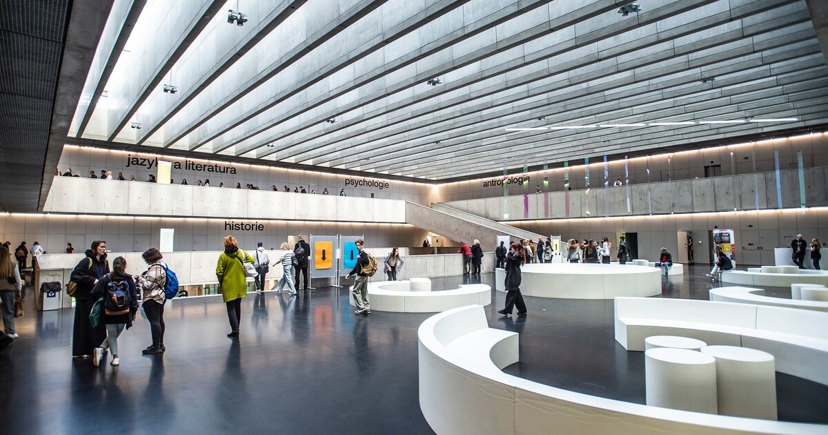 Pedagogové obvinění z obtěžování studentek na FHS UK skončili