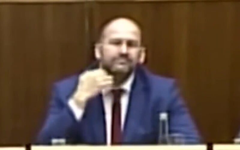 VIDEO: Pčolinský ukazoval poslancom gesto podrezania krku. Rozdával inštrukcie, aby nehlasovali za zákon SaS.