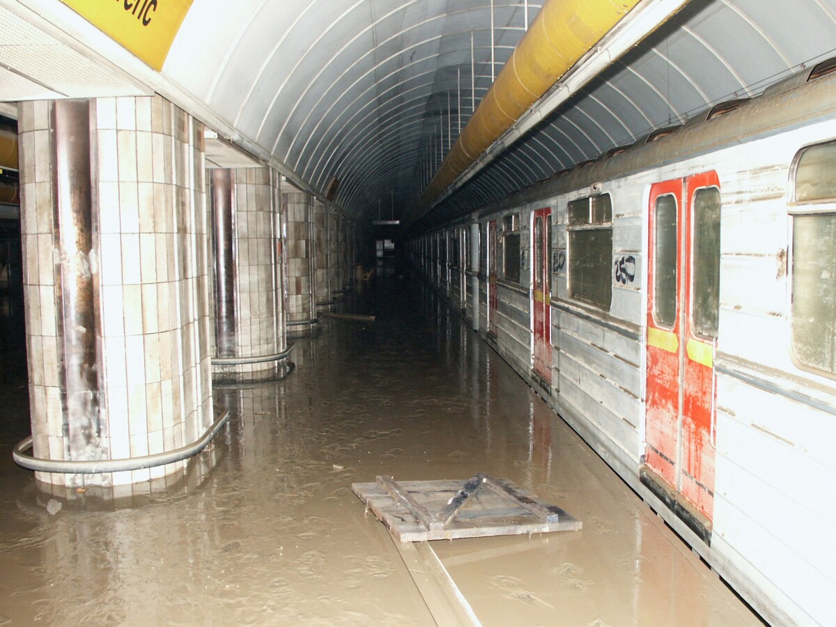 Zničené prostory metra v pražském Karlíně.