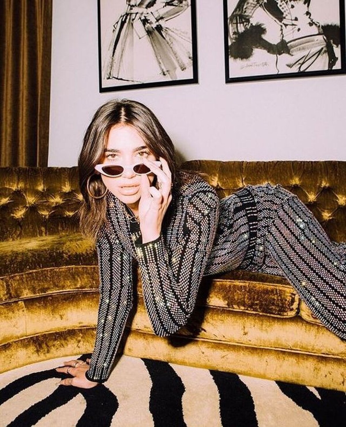 Nostalgia 60. rokov sa vrátila aj do tohto milénia. Okuliare à la cat eye zbožňuje aj Dua Lipa.