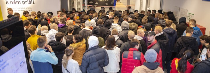 Ľudia sa tlačili, sácali, iní sa povracali, alebo ich zhodili. Ako vyzeral predaj kolekcie Virgila Abloha v bratislavskej IKEA