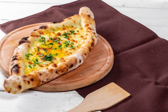Ve které zemi bys na jídelníčku našel*našla jídlo zvané chačapuri –⁠ sýrem plněnou chlebovou placku? 