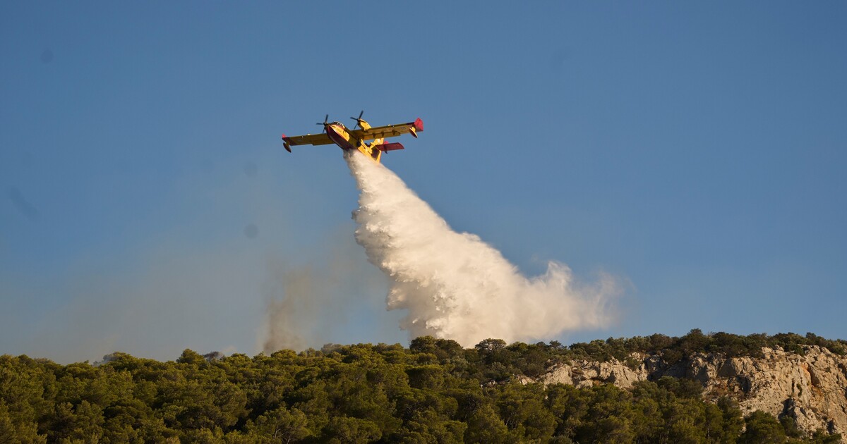 Řecko bojuje s plameny a vedry. Lesní požáry ohrožují oblíbené prázdninové ostrovy