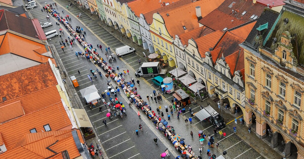 V Česku padl nový rekord. Stovky lidí jedly u obrovského stolu přes skoro celé náměstí