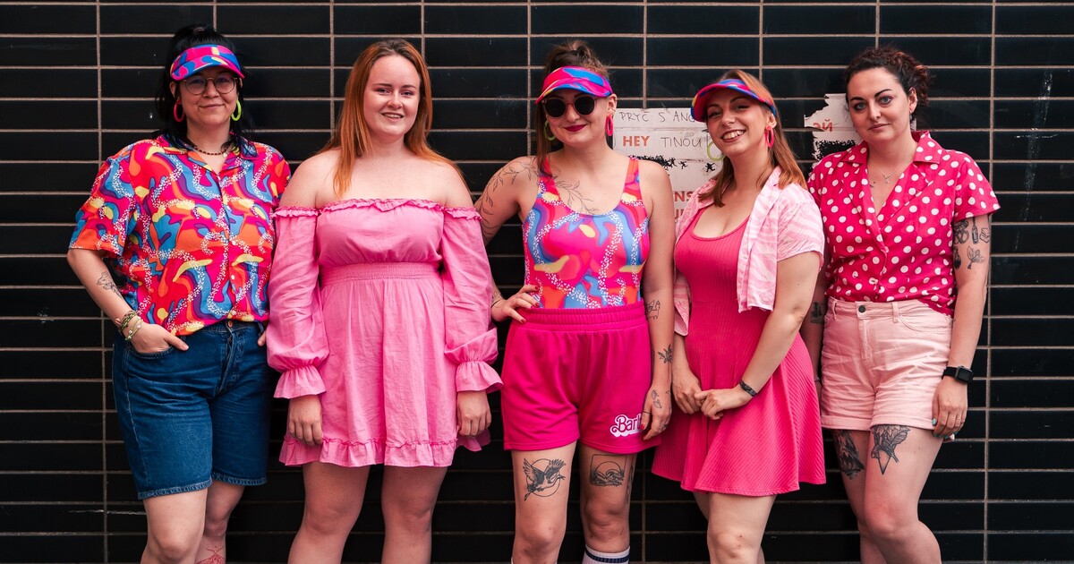 Móda z Barbie: Růžové šílenství! Co oblékli Barbies a Kenové na pražskou předpremiéru?