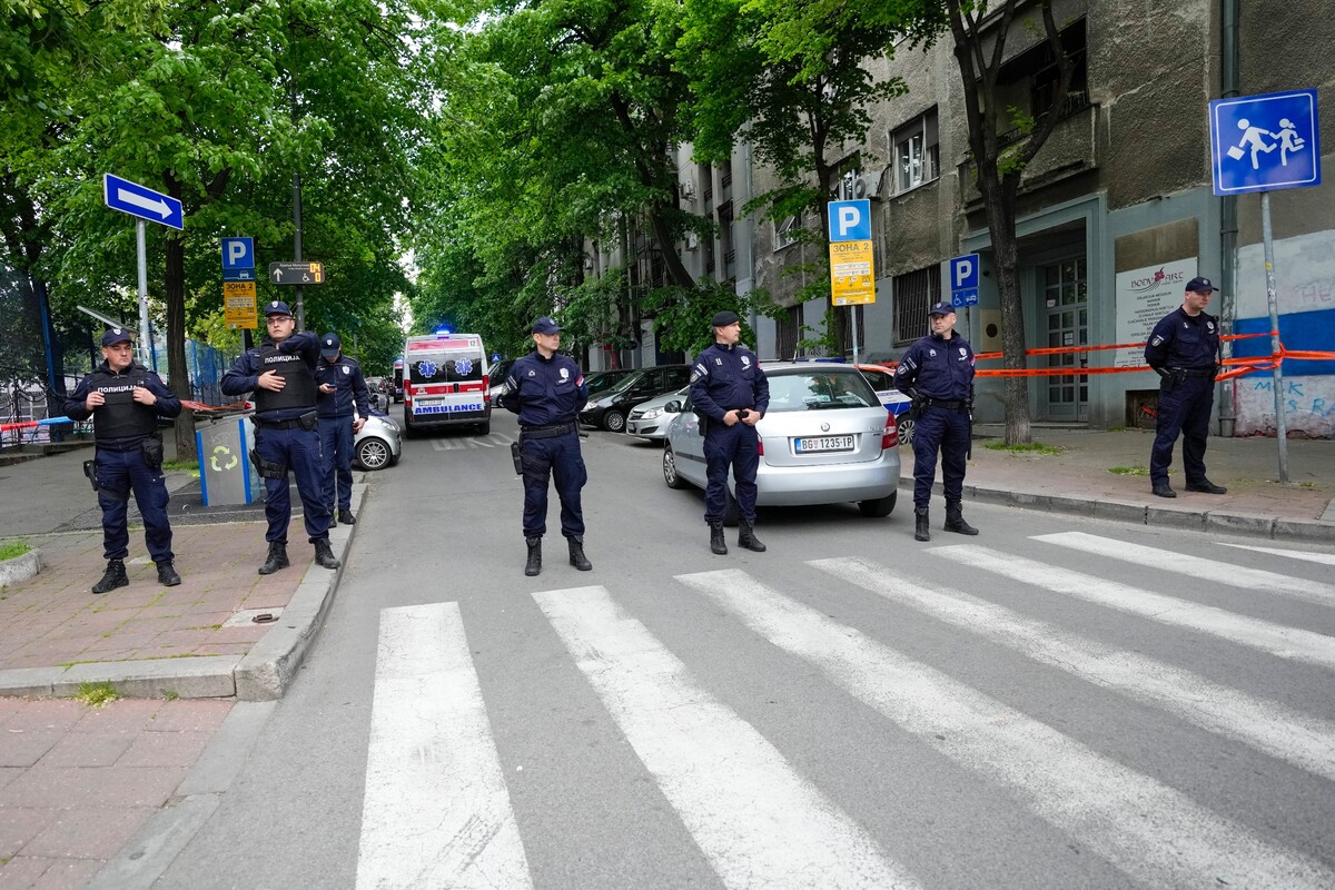 Policajti blokujú ulicu v blízkosti školy v Belehrade.