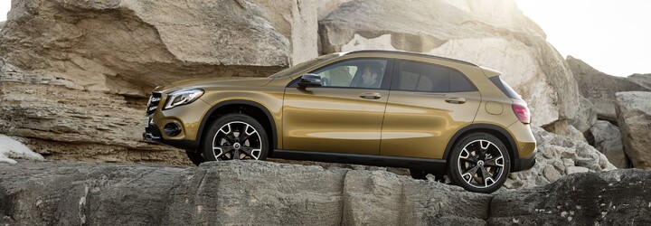 Obľúbený crossover GLA prešiel faceliftom. Do oka padne najmä 381-koňové AMG s atraktívnym bodykitom
