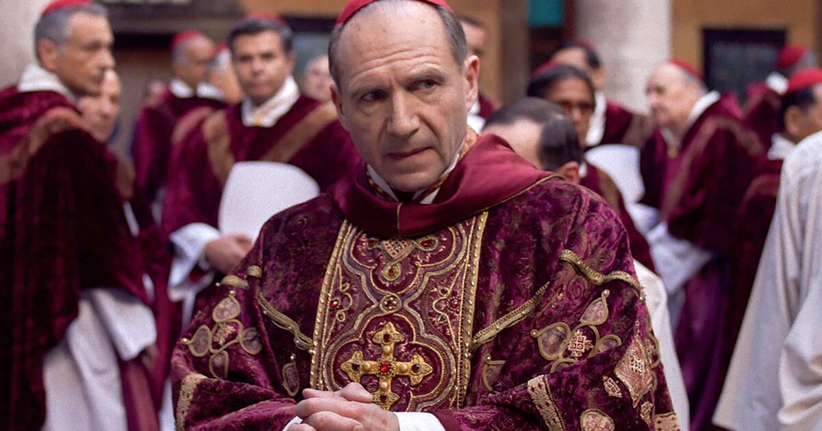 Po smrti papeže raketově roste sledovanost filmů o Vatikánu. Lidé si pouští Conclave i The Two Popes