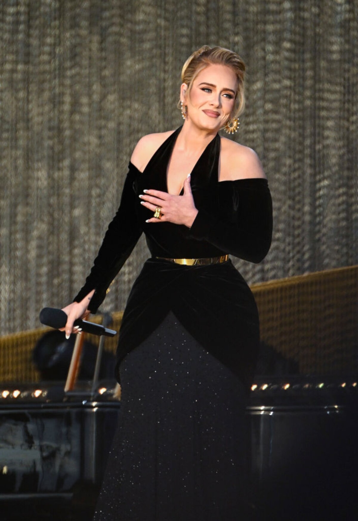 Speváčka Adele počas koncert v Hyde Parku v šatách od Schiaparelli.
