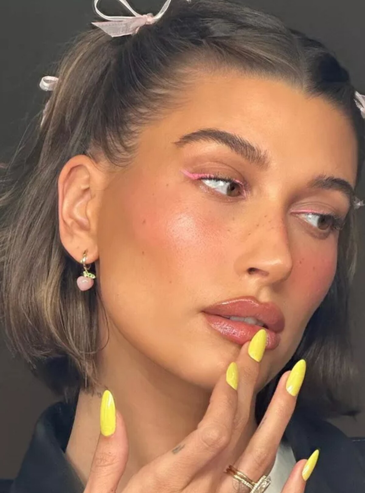 Hailey nedá na trendy dopustiť. Sama prednedávnom preslávila manikúru donut nails, dnes skúša nový hit s názvom milk bath nails. Namiesto krémovej či sivobielej sa tentoraz vyhrala so žltou.