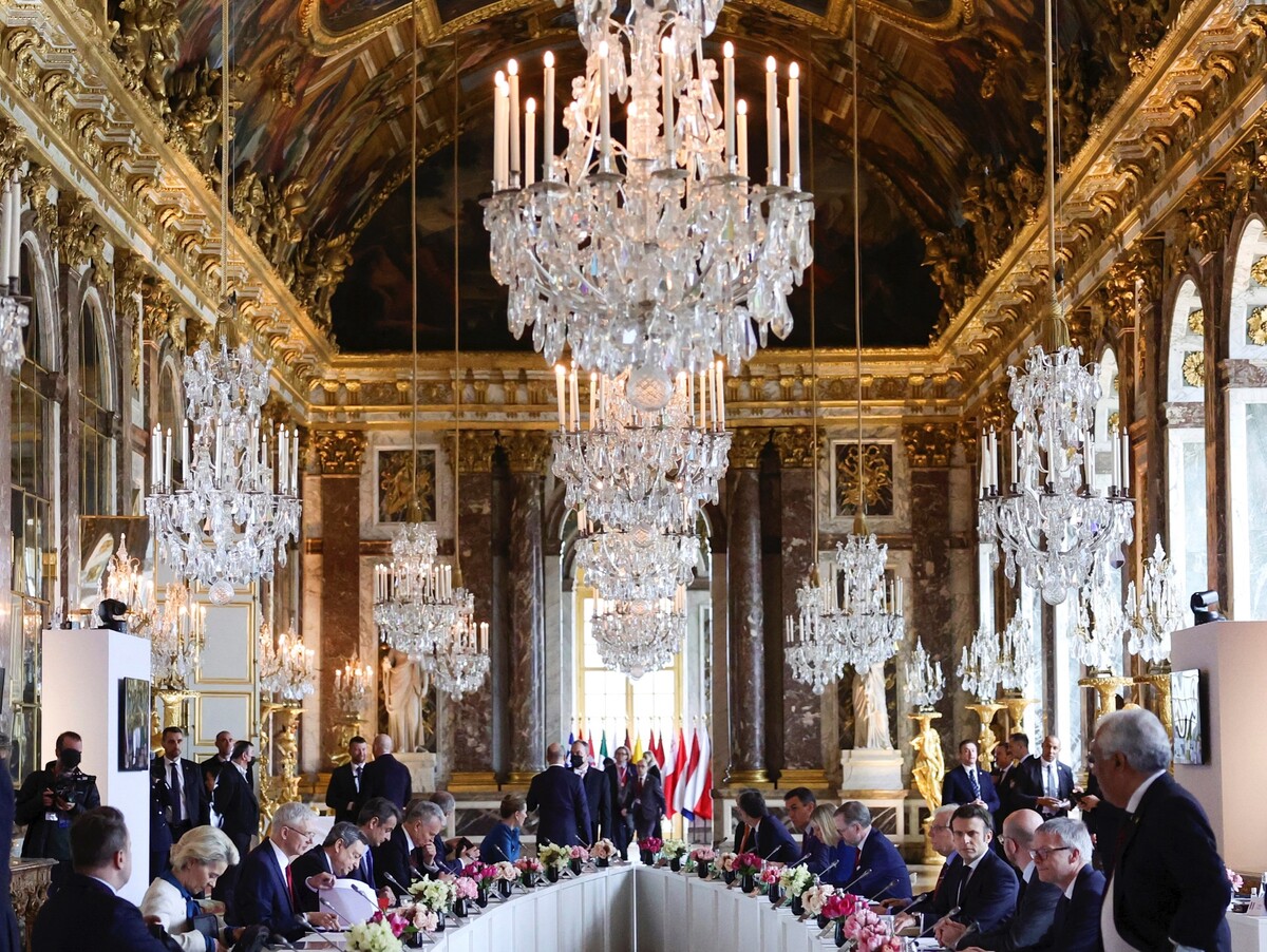 Európski lídri počas druhého dňa neformálneho summitu Európskej únie na zámku Versailles, západne od Paríža 11. marca 2022, kde diskutujú o situácii na Ukrajine.