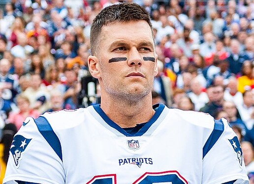 Bývalý quarterback amerického fotbalu a legenda NFL, Tom Brady, je zároveň i mluvčím jedné sportovní značky. Které?