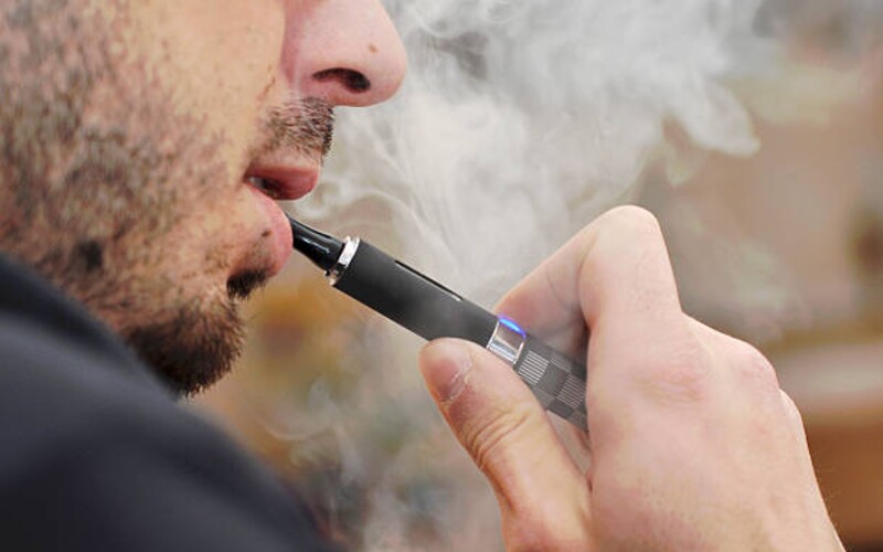 Adolescentom na Slovensku masívne učarovali elektronické cigarety. Vláda rozhodla, že ich používanie bude viac kontrolovať.