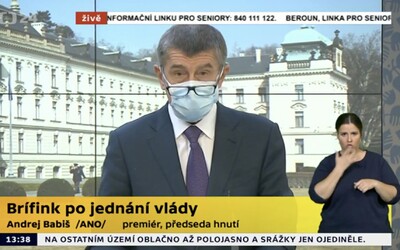 Andrej Babiš si vzal poprvé na tiskové konferenci roušku. Vláda chce jít příkladem.