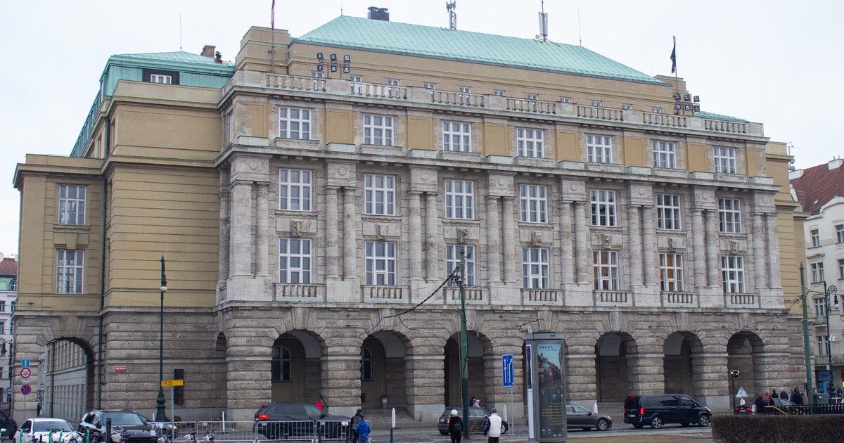 Rektorka Univerzity Karlovy brala více než premiér. Po tragické střelbě si přidělila milionové odměny