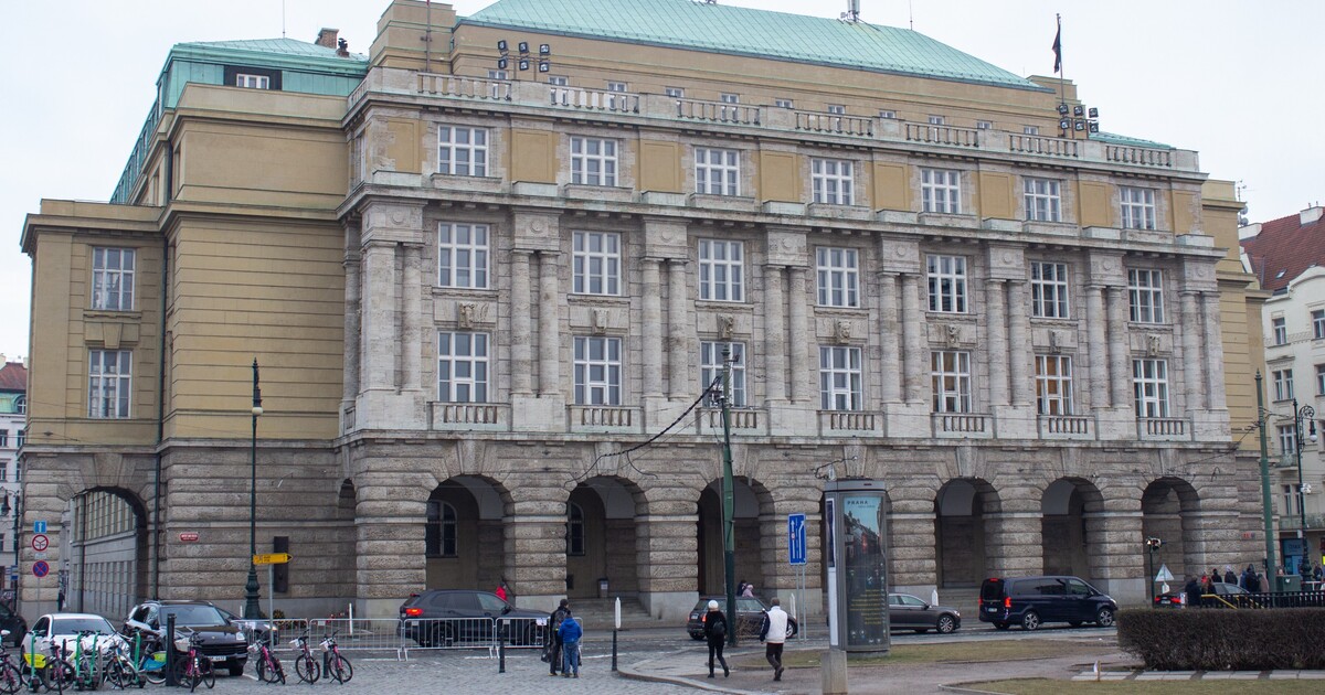 Hrozba v okolí právnické fakulty byla falešná. Volajícímu hrozí obvinění ze šíření poplašné zprávy