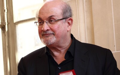 „Tisíckrát bravo.“ Íránská média chválila útočníka, jenž pobodal spisovatele Rushdieho.