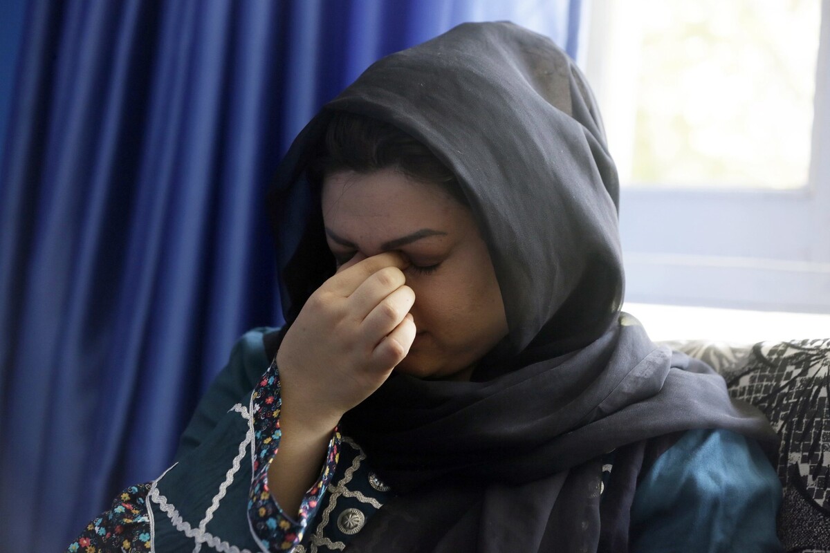 Aktivistka Zarmina Kararová plače pre návrat Talibanu. Keď mala rok, matka ju vzala von, aby si kúpila zmrzlinu. Bojovník militantného hnutia jej matku zbičoval, pretože jej na pár minút odhalila tvár.