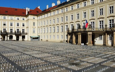 „Totální nevkus, ale nic jiného z Hradu očekávat ani nešlo.“ Lidé kroutí hlavou nad pietou se svíčkami v plastových kelímcích.