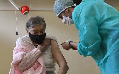 Očkovanie na Slovensku pokročilo. Registrovať sa už môžu aj seniori nad 85 rokov.