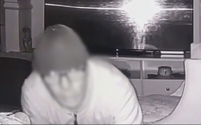 VIDEO: Policie v Praze dopadla „démona“, který se s nožem vloupával lidem do domů, když spali.