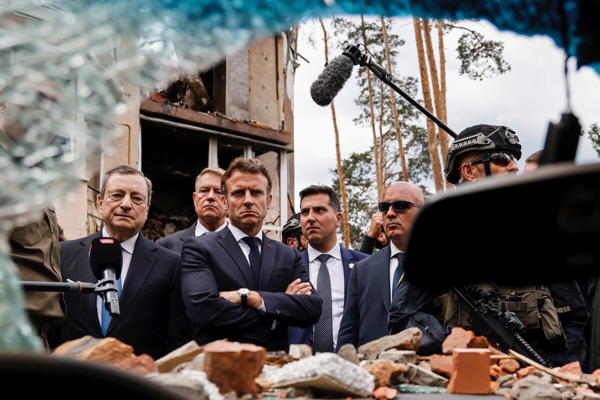 Taliansky premiér Mario Draghi, rumunský prezident Klaus Iohannis a francúzsky prezident Emmanuel Macron počas návštevy ukrajinského mesta Irpiň neďaleko Kyjeva. (16. júna 2022)