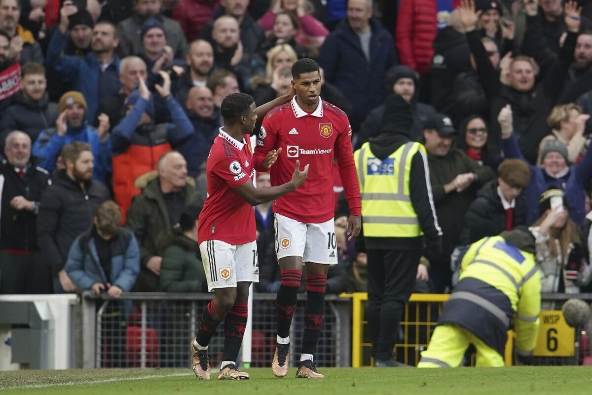 Futbalista Manchestru United Marcus Rashford sa teší po strelení gólu v zápase 20. kola Premier League Manchester United – Manchester City v Manchestri v sobotu 14. januára 2023.