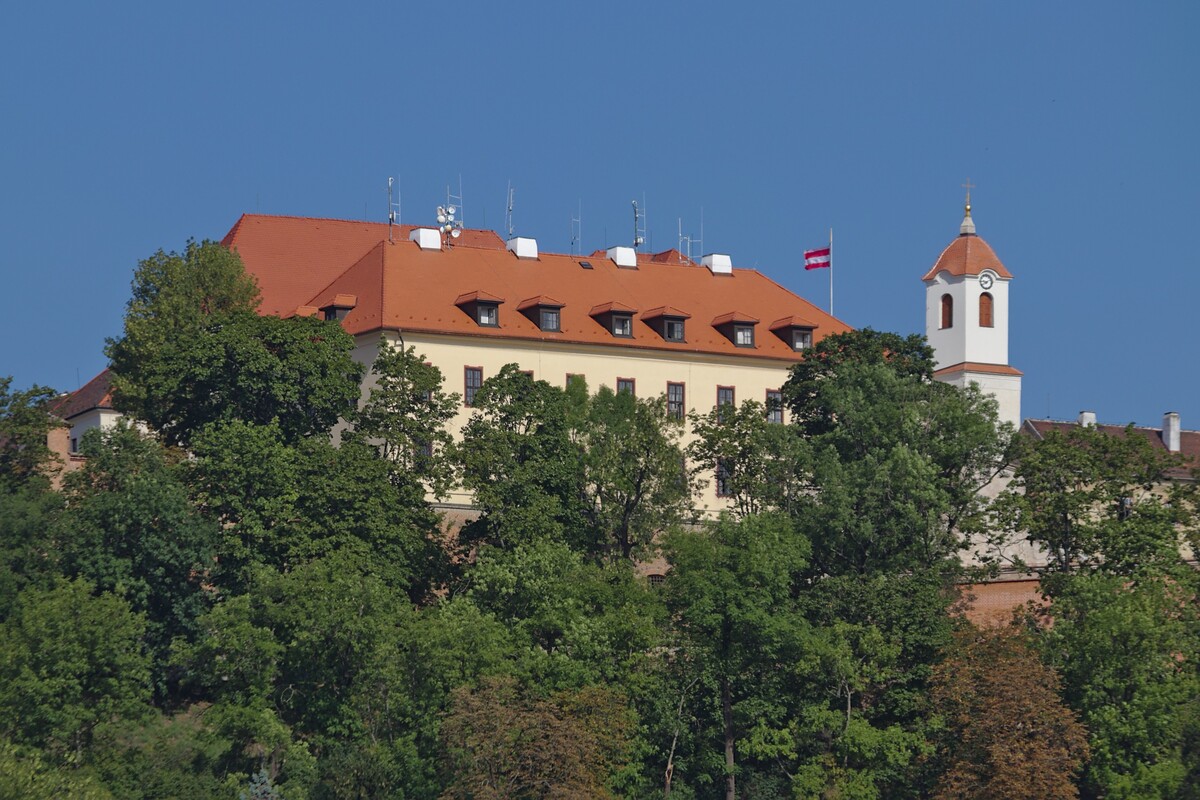 Slovák počas rozlúčky so slobodou zhodil z hradieb českého hradu Špilberk nemeckého turistu. Teraz čelí obvineniam z pokusu o vraždu.