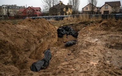 V Buči objavili ďalší hrob plný mŕtvol. Rusi tvrdia, že v meste nezabili ani jedného civilistu.