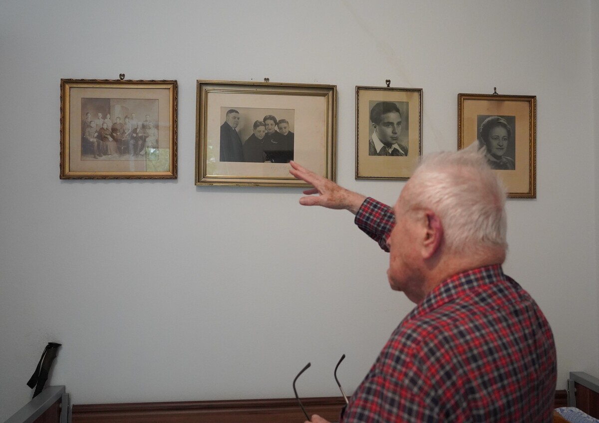 Otto Šimko nám ukazuje členov svojej rodiny. Jeho brat (druhý portrét zľava) zomrel na pochode smrti.