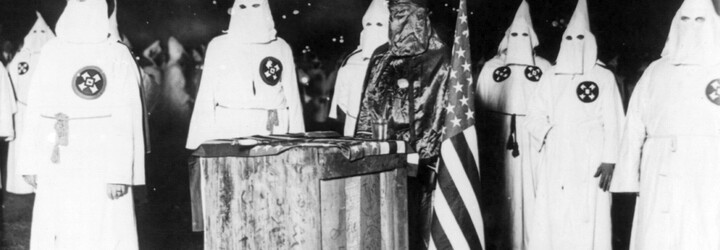 Rasisté z Ku-klux-klanu teď verbují děti sladkostmi. Po státu New York šíří nechutnou propagandu