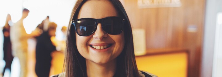 Okuliare nosila od detstva, život jej zmenila výhra. Majka si vďaka laserovej operácii očí zvyká na fungovanie bez obmedzení