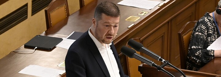 VIDEO: Tomio Okamura dostal štrúdlem do obličeje. Pachatelku zajistila policie