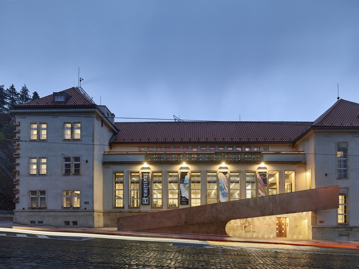 Nová veřejná funkce budovy je zvenčí reprezentována dvěma architektonickými zásahy:- Vstup do Kunsthalle je vybudován na lávce, která vychází z chodníku a vede do zvýšené vstupní haly v úrovni tzv. piano nobile.