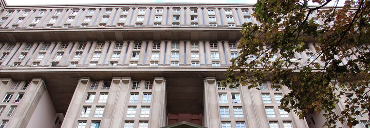 Jeden z největších architektonických experimentů skončil fiaskem. V utopickém komplexu mají lidé pocit, že je někdo neustále sleduje