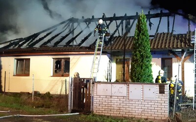 Požár v Nových Jirnech nepřežil jeden člověk. U tragédie v rodinném domě zasahovaly desítky hasičů.
