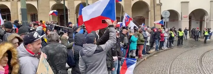 Na Malostranském náměstí se znovu protestuje proti pandemickému zákonu. Jeden policista byl zraněn