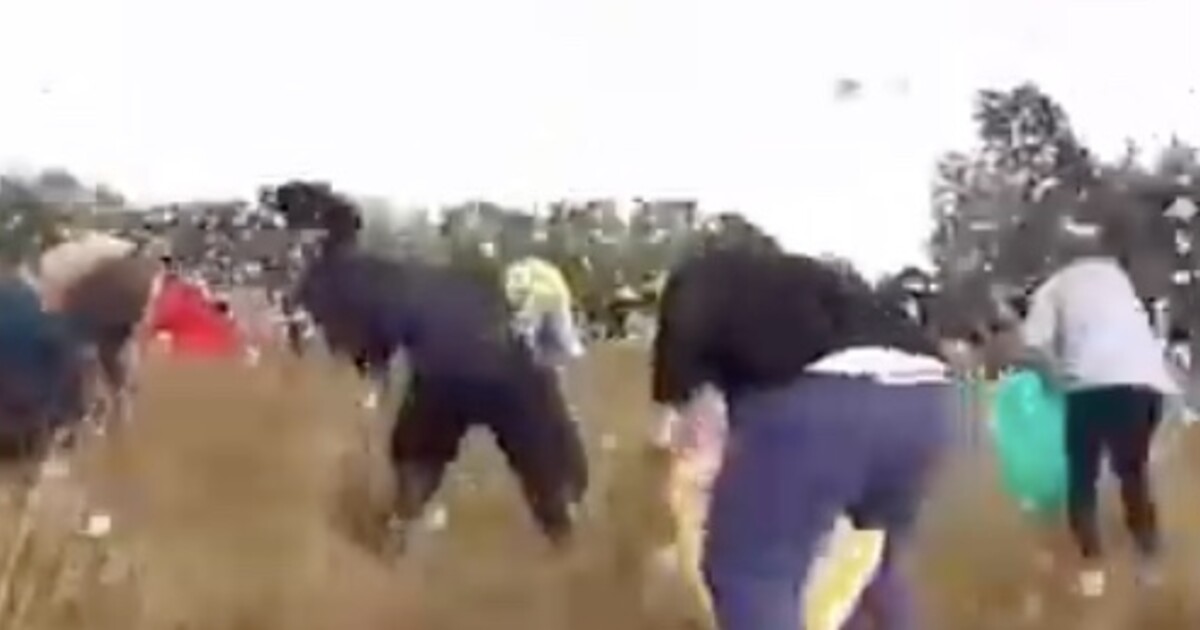 VIDEO: Kazma rozházel milion dolarů z vrtulníku. Podívej se, jak se po nich lidé sápali